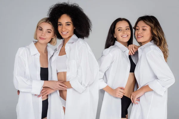Glada Multietniska Vänner Underkläder Och Vita Skjortor Omfamna Isolerade Grått — Stockfoto
