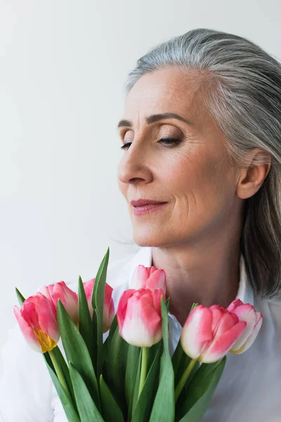 Ritratto Donna Matura Con Tulipani Isolati Grigio — Foto Stock