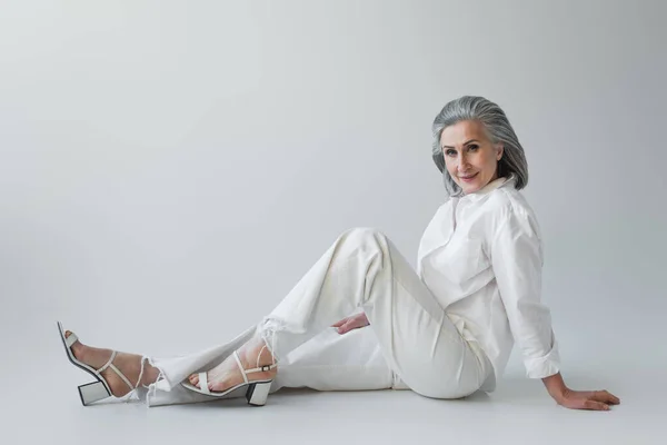 Grey Haired Woman Looking Camera While Sitting Grey Background — Stock Photo, Image