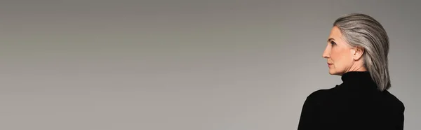 Боковой Вид Седой Женщины Черной Водолазке Изолированной Сером Баннер — стоковое фото