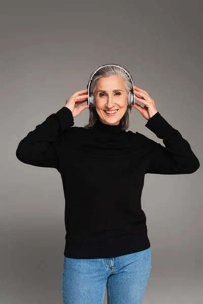 Mujer Madura Sonriente Escuchando Música Auriculares Sobre Fondo Gris — Foto de Stock