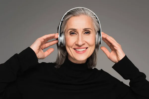 Mujer Madura Auriculares Inalámbricos Sonriendo Cámara Aislada Gris — Foto de Stock