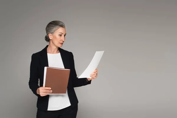 Zakenvrouw Met Document Papieren Map Geïsoleerd Grijs — Stockfoto