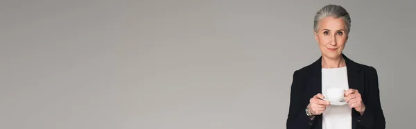 Деловая Женщина Средних Лет Держит Чашку Кофе Изолированы Серый Баннер — стоковое фото