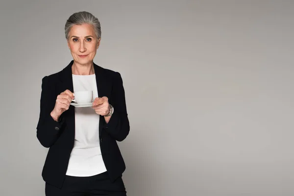 Donna Affari Dai Capelli Grigi Che Tiene Una Tazza Caffè — Foto Stock