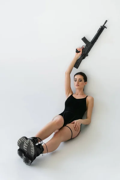 Sexy Mulher Preto Bodysuit Botas Segurando Rifle Levantado Mão Enquanto — Fotografia de Stock