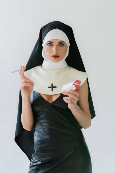Сексуальная Монашка Смотрит Камеру Держа Руках Сигареты Изолированные Серых — стоковое фото