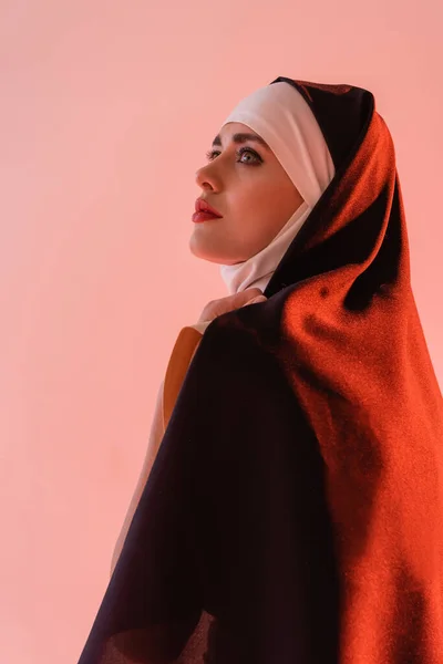 Siyah Cüppeli Genç Bir Rahibe Pembe Elbisesinin Üzerine Yalnız Başına — Stok fotoğraf