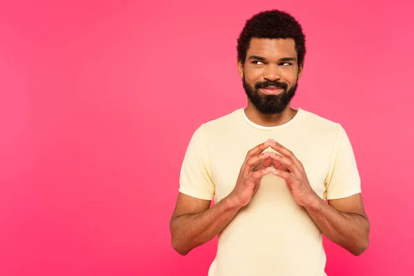 Astuto Afroamericano Hombre Mirando Hacia Otro Lado Aislado Rosa —  Fotos de Stock