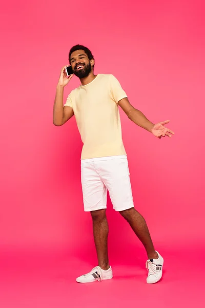 Full Length Happy African American Man Talking Smartphone Pink — Stock Photo, Image