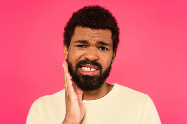 Homem Americano Africano Que Sofre Dor Dente Isolado Rosa — Fotografia de Stock