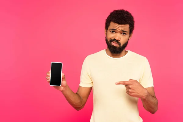 Verwarde Afro Amerikaanse Man Wijst Naar Smartphone Met Blanco Scherm — Stockfoto