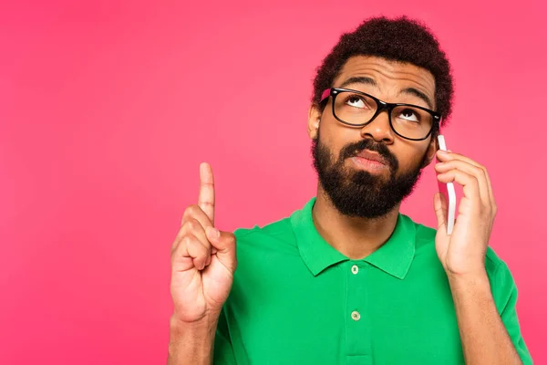 Afro Amerikai Férfi Szemüvegben Beszél Okostelefonon Rámutatva Elszigetelt Rózsaszín — Stock Fotó
