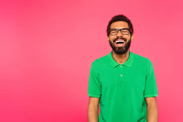 Africano Americano Hombre Gafas Riendo Aislado Rosa —  Fotos de Stock