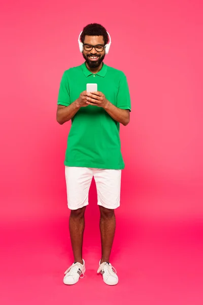 Longitud Completa Del Hombre Afroamericano Gafas Auriculares Inalámbricos Con Teléfono — Foto de Stock