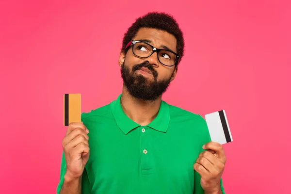 Confused African American Man Glasses Holding Credit Cards Isolated Pink — Stock Photo, Image