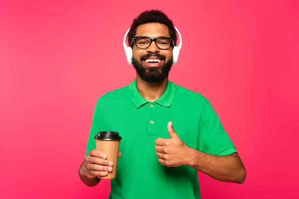 Cheerful African American Man Glasses Headphones Holding Paper Cup Showing — Stock Photo, Image