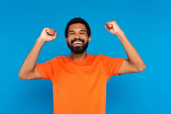 Opgewonden Bebaarde Afro Amerikaanse Man Geïsoleerd Blauw — Stockfoto