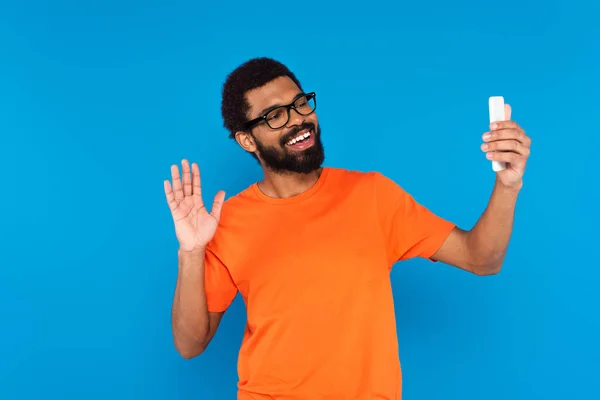 Barbudo Afro Americano Homem Óculos Acenando Mão Enquanto Ter Chamada — Fotografia de Stock