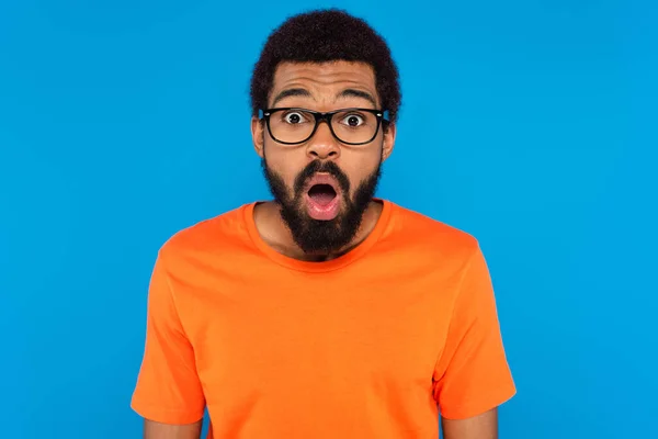 Şok Olmuş Gözlüklü Afro Amerikan Adam Mavi Üzerine Izole Edilmiş — Stok fotoğraf