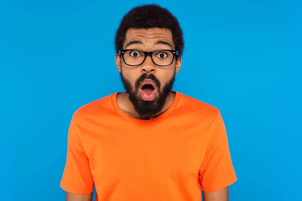 Sorprendido Hombre Afroamericano Gafas Aisladas Azul — Foto de Stock