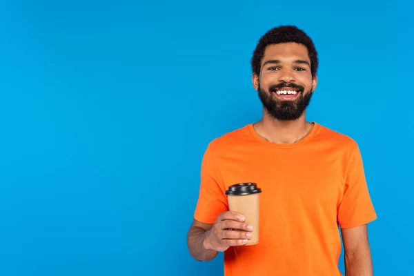 Homem Americano Africano Feliz Segurando Copo Papel Isolado Azul — Fotografia de Stock