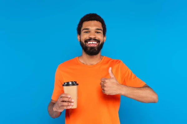 Hombre Afroamericano Feliz Mostrando Pulgar Hacia Arriba Sosteniendo Taza Papel — Foto de Stock