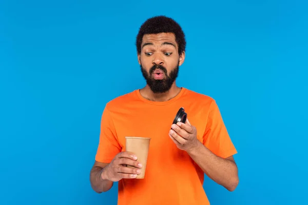 Sorprendido Hombre Afroamericano Mirando Café Para Taza Papel Aislado Azul —  Fotos de Stock