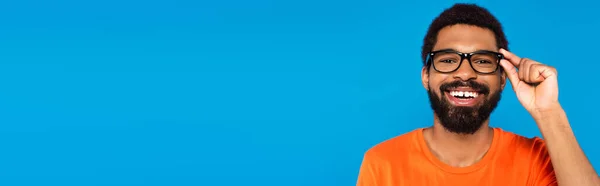 Uomo Afroamericano Sorridente Occhiali Isolati Blu Striscione — Foto Stock