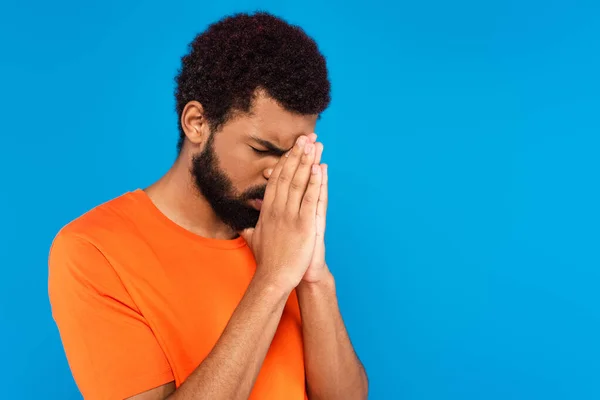 Homem Americano Africano Barbudo Rezando Isolado Azul — Fotografia de Stock