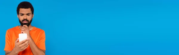 Přemýšlivý Afroameričan Používající Smartphone Izolovaný Modré Banner — Stock fotografie