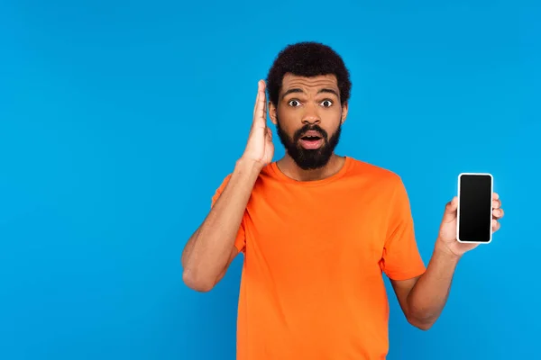 Shocked African American Man Holding Smartphone Blank Screen Isolated Blue — Stock Photo, Image