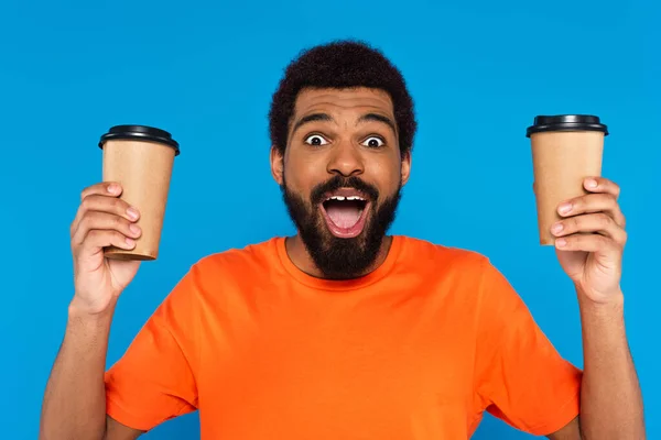 Amazed African American Man Holding Paper Cups Isolated Blue — Stock Photo, Image