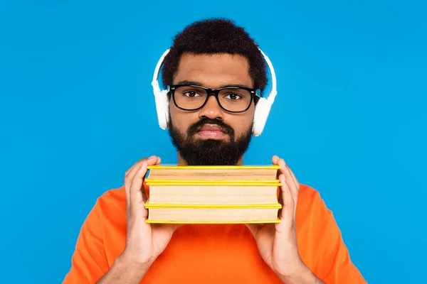 Bebaarde Afro Amerikaanse Man Draadloze Koptelefoon Met Boeken Geïsoleerd Blauw — Stockfoto