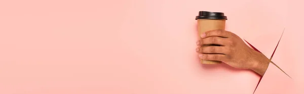 Частковий Вид Афроамериканця Який Тримає Паперову Чашку Рожевому Фоні Банер — стокове фото