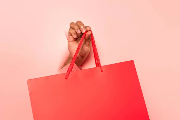 Vista Parcial Del Hombre Afroamericano Sosteniendo Bolsa Compras Sobre Fondo —  Fotos de Stock