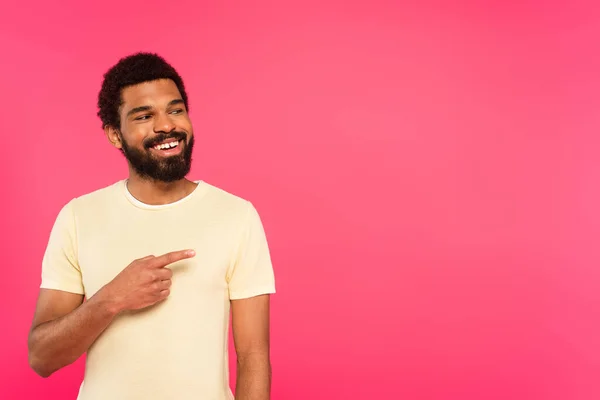 Homem Americano Africano Alegre Barbudo Sorrindo Enquanto Apontava Com Dedo — Fotografia de Stock