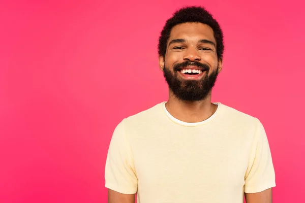 Homem Americano Africano Alegre Barbudo Sorrindo Isolado Rosa — Fotografia de Stock