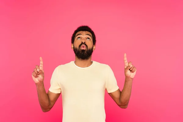 Barbudo Hombre Afroamericano Sonriendo Mientras Señala Con Los Dedos Aislados — Foto de Stock