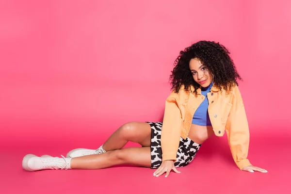 Full Length African American Woman Crop Top Jacket Skirt Animal — Stock Photo, Image