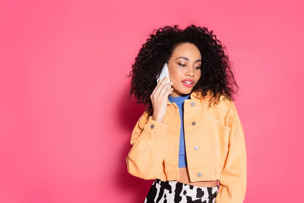 Curly African American Woman Crop Top Jacket Talking Smartphone Pink — Stock Photo, Image