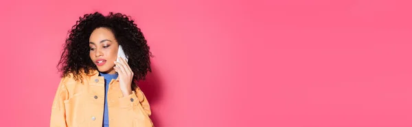 Σγουρά Αφροαμερικανή Γυναίκα Σακάκι Που Μιλάει Smartphone Ροζ Banner — Φωτογραφία Αρχείου