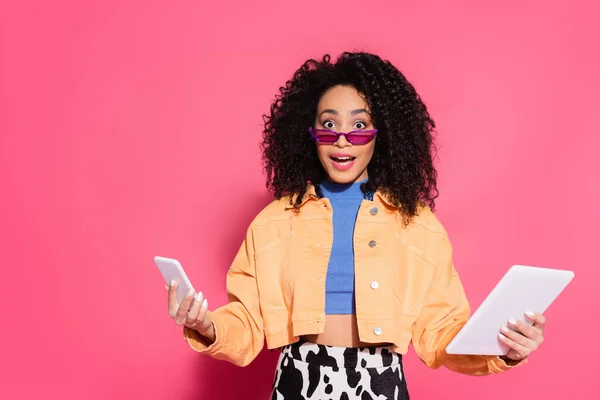 Confused African American Woman Sunglasses Holding Smartphone Digital Tablet Pink — Stock Photo, Image