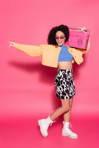Longitud Completa Mujer Afroamericana Positiva Gafas Sol Sosteniendo Boombox Posando — Foto de Stock