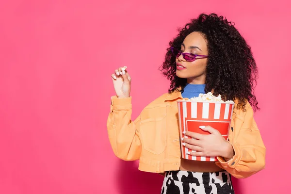 Afrykańska Amerykanka Okularach Przeciwsłonecznych Trzyma Wiadro Popcorn Różowym — Zdjęcie stockowe