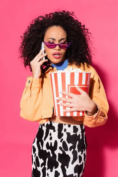 Mujer Afroamericana Gafas Sol Sosteniendo Cubo Palomitas Maíz Hablando Teléfono —  Fotos de Stock