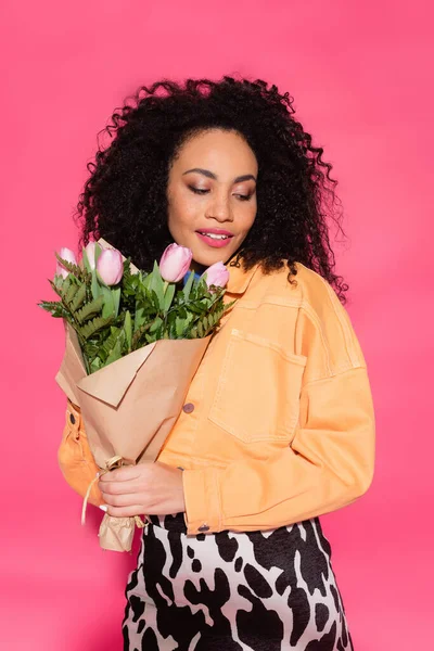 Frisé Afro Américain Femme Tenant Bouquet Fleurs Isolées Sur Rose — Photo