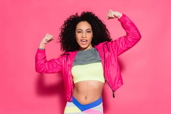 Sportig Brunett Afrikansk Amerikansk Kvinna Visar Muskler Medan Poserar Rosa — Stockfoto