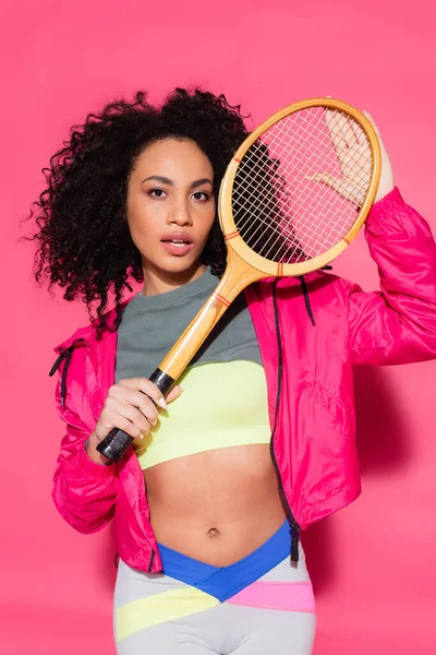 Deportivo Morena Africana Americana Mujer Celebración Tenis Raqueta Rosa —  Fotos de Stock