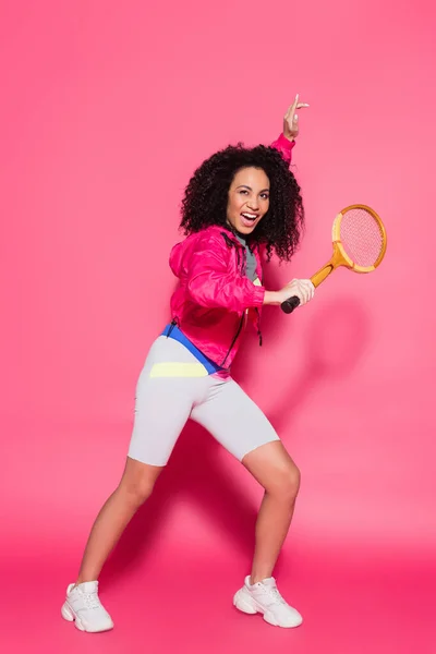 Longitud Completa Mujer Afroamericana Sorprendida Deportiva Sosteniendo Raqueta Tenis Rosa — Foto de Stock